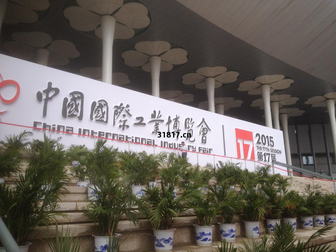 華(hua)中數控攜(xie)手東(dong)莞(guan)勁(jin)勝亮相工(gong)博會，共繪(hui)智(zhi)能(neng)工(gong)廠(chang)新(xin)藍圖(tu)，引領節(jie)能(neng)技術(shu)新(xin)浪潮